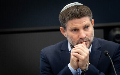 Le ministre des Finances Bezalel Smotrich assistant à la première réunion de la commission pour la décentralisation et l'augmentation de la concurrence sur les marchés de l'alimentation et des produits de toilette, le 3 septembre 2023. (Crédit : Chaïm Goldberg/Flash90)