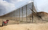 La barrière frontalière entre Israël et Gaza, ouverte suite aux bombardements des terroristes palestiniens, dans le sud de la bande de Gaza, le 7 octobre 2023. (Crédit : Abed Rahim Khatib/Flash90)