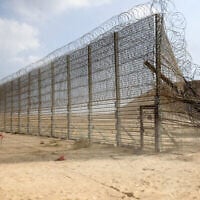 La barrière frontalière entre Israël et Gaza, ouverte suite aux bombardements des terroristes palestiniens, dans le sud de la bande de Gaza, le 7 octobre 2023. (Crédit : Abed Rahim Khatib/Flash90)