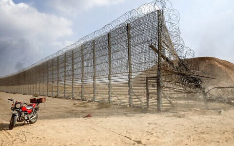 La barrière frontalière entre Israël et Gaza, ouverte suite aux bombardements des terroristes palestiniens, dans le sud de la bande de Gaza, le 7 octobre 2023. (Crédit : Abed Rahim Khatib/Flash90)