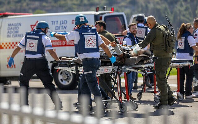 Des soldats israéliens blessés arrivant à l’hôpital Hadassah Ein Kerem, à Jérusalem, le 7 octobre 2023. (Crédit : Noam Revkin Fenton/Flash90)