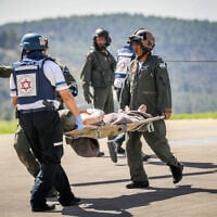Des soldats israéliens blessés arrivant à l'hôpital Hadassah Ein Kerem, à Jérusalem, le 7 octobre 2023. (Crédit : Noam Revkin Fenton/Flash90)