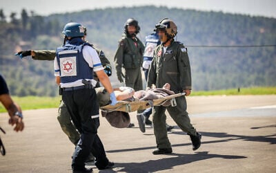 Des soldats israéliens blessés arrivant à l'hôpital Hadassah Ein Kerem, à Jérusalem, le 7 octobre 2023. (Crédit : Noam Revkin Fenton/Flash90)