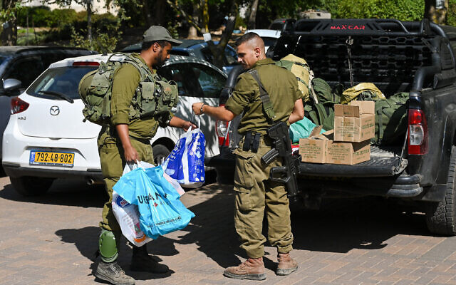 Des réservistes israéliens aidant à garder un kibboutz près de la frontière syrienne, dans le nord du plateau du Golan, le 8 octobre 2023. (Crédit : Michael Giladi/Flash90) Des réservistes israéliens aidant à garder un kibboutz près de la frontière syrienne, dans le nord du plateau du Golan, le 8 octobre 2023. (Crédit : Michael Giladi/Flash90)
