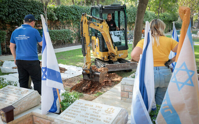 Préparation des tombes au cimetière militaire du mont Herzl à Jérusalem, le 8 octobre 2023. (Crédit : Noam Revkin Fenton/Flash90