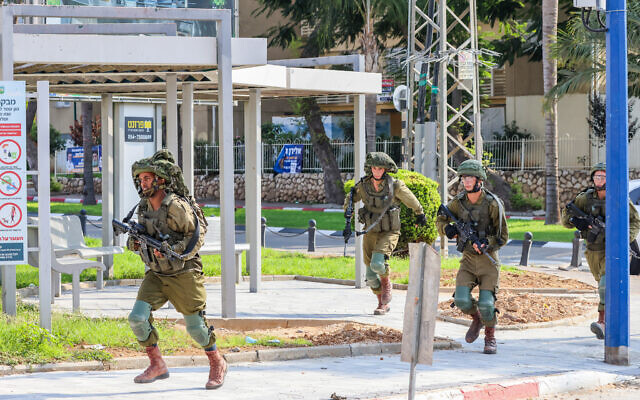 Les soldats israéliens prennent position à Sdérot, dans le sud du pays, suite à une offensive terroriste meurtrière du Hamas, le 8 octobre 2023. (Crédit : Yossi Zamir/ Flash90) Les soldats israéliens prennent position à Sdérot, dans le sud du pays, suite à une offensive terroriste meurtrière du Hamas, le 8 octobre 2023. (Crédit : Yossi Zamir/ Flash90)