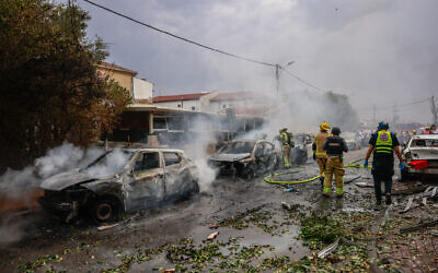 Les conséquences d'un tir de roquette en provenance de la Bande de Gaza qui a touché un bâtiment et des voitures dans la ville d'Ashkelon, dans le sud du pays. 9 octobre 2023. (Crédit : Chaïm Goldberg/Flash90)