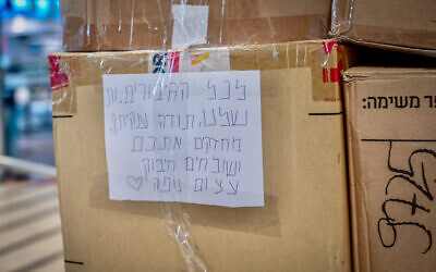 Des citoyens israéliens emballent des dons de nourriture et d'autres produits de première nécessité pour les soldats et les citoyens israéliens à Tel Aviv, le 10 octobre 2023. (Crédit : Avshalom Sassoni/Flash90)