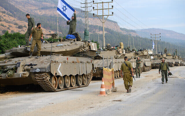 Des forces blindées de l’armée israélienne dans une zone de rassemblement en Haute Galilée, près de la frontière nord d'Israël avec le Liban, le 11 octobre 2023. (Crédit : Ayal Margolin/Flash90)