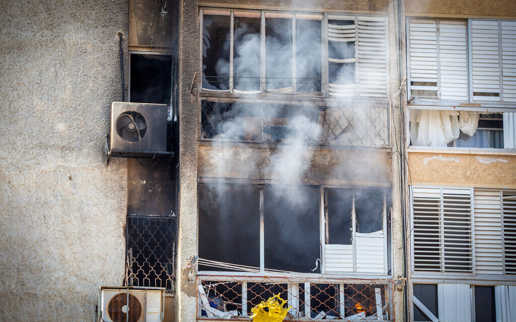 La scène où une roquette tirée de la Bande de Gaza par des terroristes palestiniens a frappé un bâtiment et des voitures dans la ville d'Ashkelon, dans le sud d'Israël, le 11 octobre 2023. (Crédit : Edi Israel/Flash90)