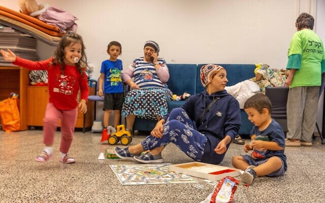 Des enfants s'abritant dans un abri anti-bombes public à Ashkelon, le 12 octobre 2023. (Crédit : Yossi Aloni/Flash90)