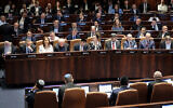 Les législateurs assistant à une session plénière à la Knesset, à Jérusalem, le 16 octobre 2023. (Crédit : Noam Revkin Fenton/Flash90)