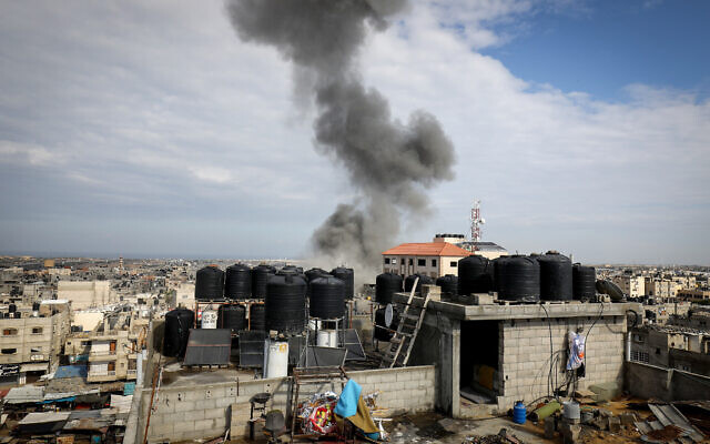 Un incendie après des frappes aériennes israéliennes à Rafah, dans le sud de la bande de Gaza, le 17 octobre 2023. (Crédit : Abed Rahim Khatib/Flash90) Un incendie après des frappes aériennes israéliennes à Rafah, dans le sud de la bande de Gaza, le 17 octobre 2023. (Crédit : Abed Rahim Khatib/Flash90)