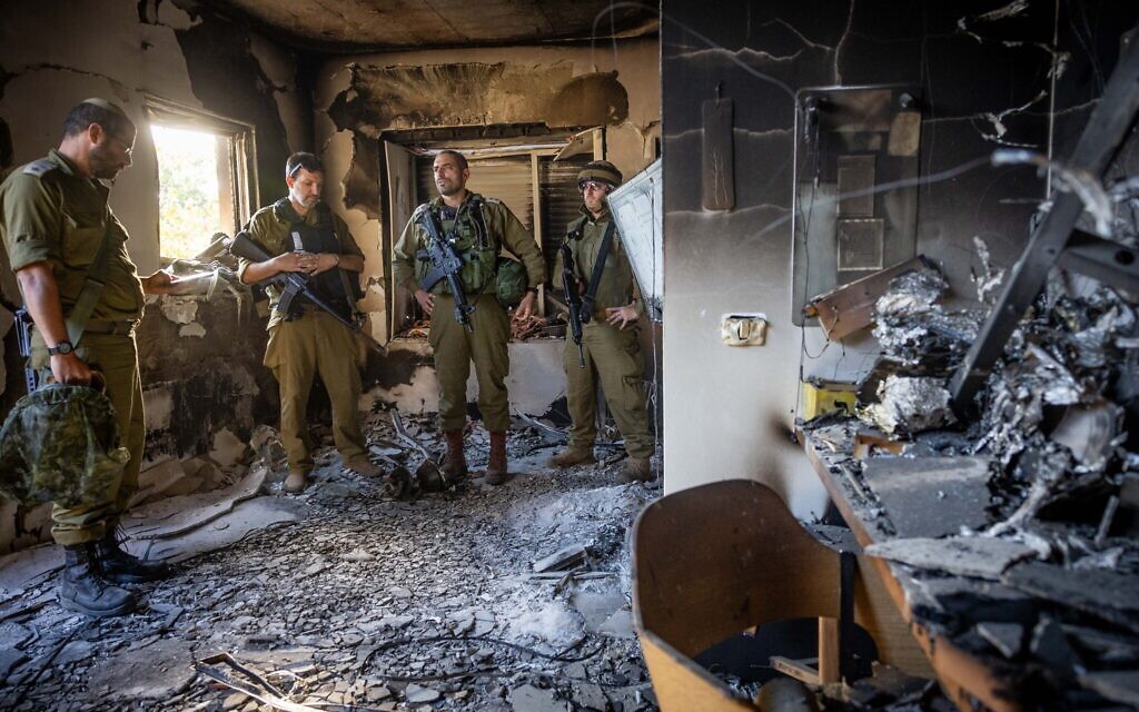 Des soldats israéliens dans les décombres d'une maison du kibboutz Beer, après l'assaut des terroristes du Hamas, le 7 octobre ; la photo date du 17 octobre 2023. (Crédit : Yonatan Sindel/Flash90) Des soldats israéliens dans les décombres d'une maison du kibboutz Beer, après l'assaut des terroristes du Hamas, le 7 octobre ; la photo date du 17 octobre 2023. (Crédit : Yonatan Sindel/Flash90)