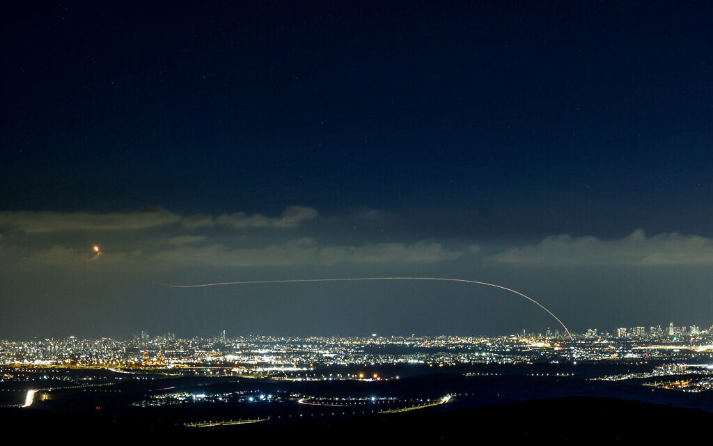 Le système de défense anti-missile "Dôme de fer" tirant des missiles d'interception sur des roquettes tirées depuis la bande de Gaza vers Israël, vu depuis le moshav Neve Ilan, le 18 octobre 2023.(Crédit : Chaïm Goldberg/Flash90)