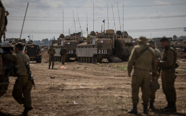 Des soldats israéliens dans une zone de rassemblement près de la frontière de Gaza, le 19 octobre 2023. (Crédit : Chaïm Goldberg/Flash90) Des soldats israéliens dans une zone de rassemblement près de la frontière de Gaza, le 19 octobre 2023. (Crédit : Chaïm Goldberg/Flash90)