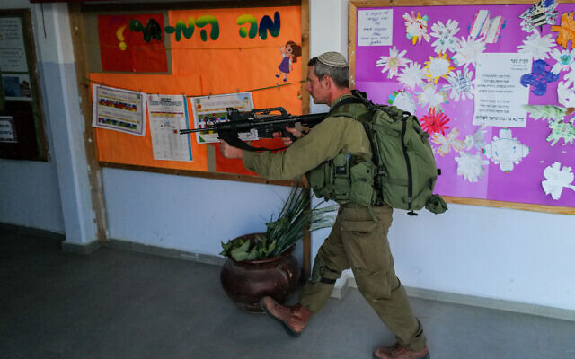 Des soldats de réserve s'entraînent dans une école du plateau du Golan, le 19 octobre 2023. (Crédit : Michael Giladi/Flash90) Des soldats de réserve s'entraînent dans une école du plateau du Golan, le 19 octobre 2023. (Crédit : Michael Giladi/Flash90)