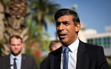Le Premier ministre britannique Rishi Sunak s'adresse à la presse à son arrivée à l'aéroport international Ben Gurion, près de Tel Aviv, le 19 octobre 2023 . (Crédit : Yonatan Sindal/FLASH90).