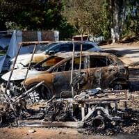 Les destructions causées par les terroristes du Hamas dans le kibboutz Nahal Oz, à 800 mètres de la bande de Gaza, dans le sud d'Israël, le 20 octobre 2023. (Crédit : Yonatan Sindel/Flash90)