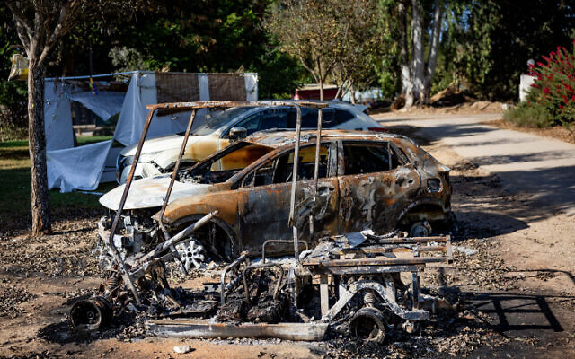 Les destructions causées par les terroristes du Hamas dans le kibboutz Nahal Oz, à 800 mètres de la bande de Gaza, dans le sud d'Israël, le 20 octobre 2023. (Crédit : Yonatan Sindel/Flash90)
