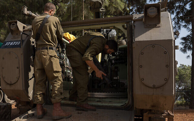 Des soldats de réserve dans une zone de rassemblement près de la frontière israélienne avec le Liban, dans le nord d'Israël, le 23 octobre 2023 (Crédit : Ayal Margolin/Flash90) Des soldats de réserve dans une zone de rassemblement près de la frontière israélienne avec le Liban, dans le nord d'Israël, le 23 octobre 2023 (Crédit : Ayal Margolin/Flash90)