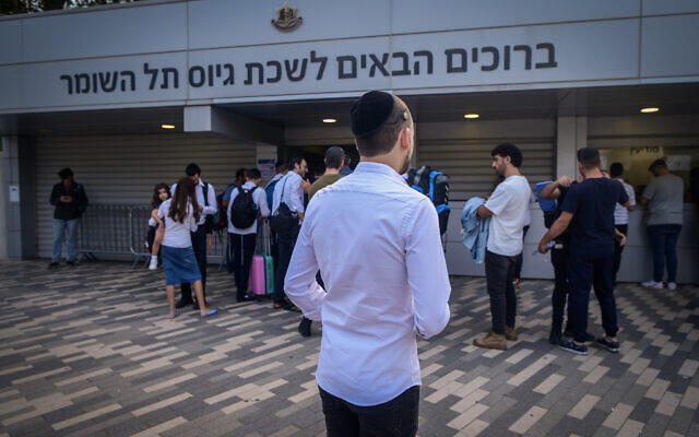 Des hommes ultra-orthodoxes qui ont décidé de s'engager dans l'armée pendant la guerre entre Israël et le Hamas, dans les bureaux de recrutement de Tsahal, à Tel Hashomer, près de Tel Aviv, le 23 octobre 2023 (Crédit : Avshalom Sassoni/Flash90). Des hommes ultra-orthodoxes qui ont décidé de s'engager dans l'armée pendant la guerre entre Israël et le Hamas, dans les bureaux de recrutement de Tsahal, à Tel Hashomer, près de Tel Aviv, le 23 octobre 2023 (Crédit : Avshalom Sassoni/Flash90).