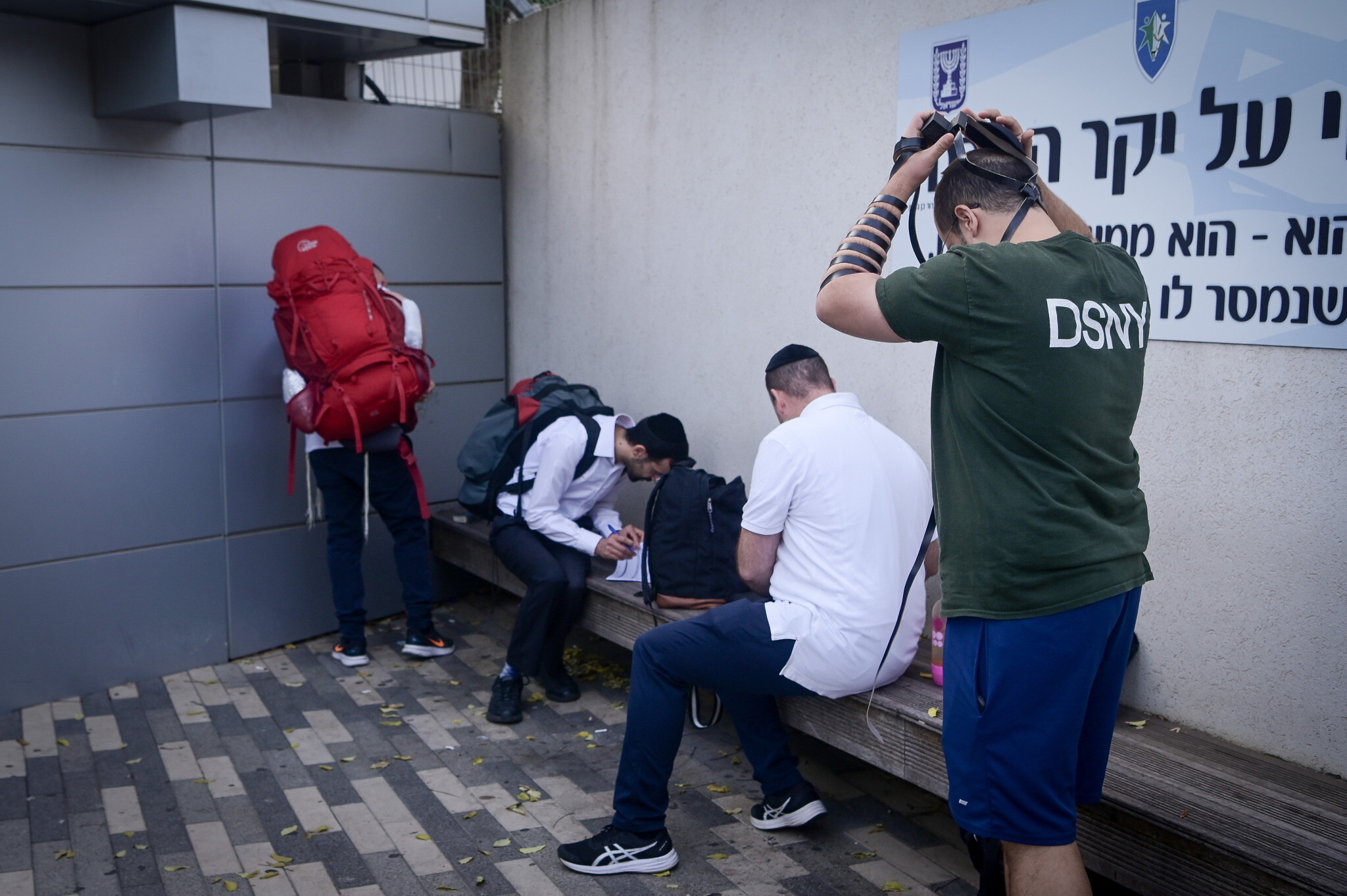 Des hommes ultra-orthodoxes qui ont décidé de s'engager dans l'armée pendant la guerre entre Israël et le Hamas, dans les bureaux de recrutement de Tsahal, à Tel Hashomer, près de Tel Aviv, le 23 octobre 2023 (Crédit : Avshalom Sassoni/Flash90).
