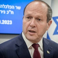 Le ministre de l'Economie Nir Barkat lors d'une réunion avec des chefs du secteur des affaires en Israël à Tel Aviv, le 23 octobre 2023. (Crédit : Avshalom Sassoni/Flash90)
