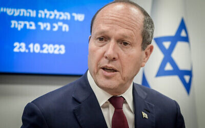 Le ministre de l'Economie Nir Barkat lors d'une réunion avec des chefs du secteur des affaires en Israël à Tel Aviv, le 23 octobre 2023. (Crédit : Avshalom Sassoni/Flash90)