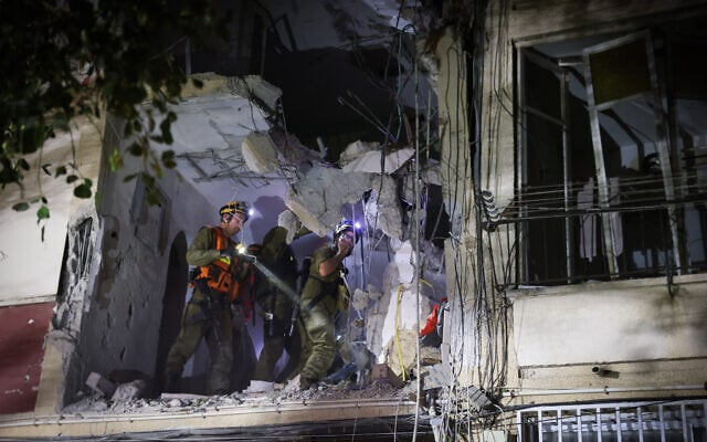Les premiers intervenants sur le site où une roquette tirée de Gaza s'est écrasée sur une maison, à Rishon Lezion, le 25 octobre 2023. (Crédit : Yossi Aloni/Flash90)