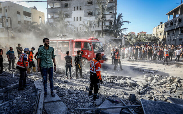 Des Palestiniens sur les lieux d'une frappe aérienne israélienne à Rafah, dans le sud de la bande de Gaza, le 26 octobre 2023. (Crédit : Abed Rahim Khatib/Flash90)