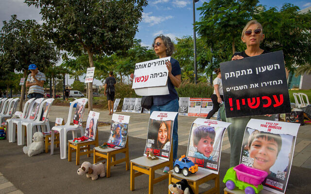 Des personnes manifestant pour réclamer la libération des Israéliens retenus en otage par les terroristes du Hamas à Gaza, dans la ville de Beer Sheva, au sud d'Israël, le 27 octobre 2023. (Crédit : Flash90) Des personnes manifestant pour réclamer la libération des Israéliens retenus en otage par les terroristes du Hamas à Gaza, dans la ville de Beer Sheva, au sud d'Israël, le 27 octobre 2023. (Crédit : Flash90)