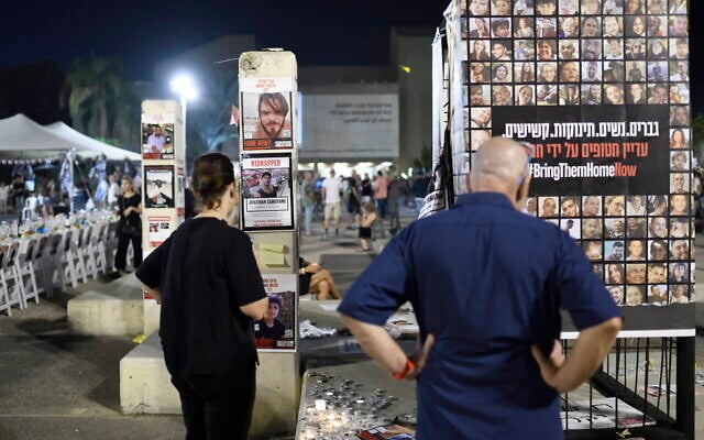 Les familles et les amis des Israéliens retenus en otage par les terroristes du Hamas à Gaza ont organisé une manifestation sur la "Place des Otages", devant le Musée d'Art de Tel Aviv, appelant le gouvernement israélien à agir pour une libération immédiate des otages le 28 octobre 2023. (Crédit : Gili Yaari /FLASH90)