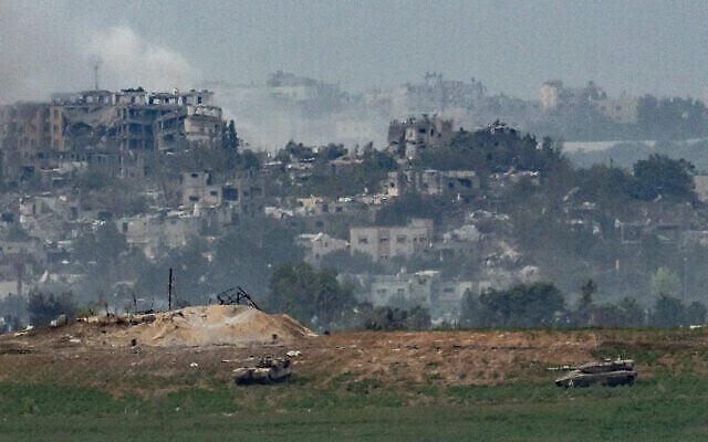 Des chars israéliens dans la bande de Gaza, vus du côté israélien, le 29 octobre 2023. (Crédit : Erik Marmor/Flash90) Des chars israéliens dans la bande de Gaza, vus du côté israélien, le 29 octobre 2023. (Crédit : Erik Marmor/Flash90)