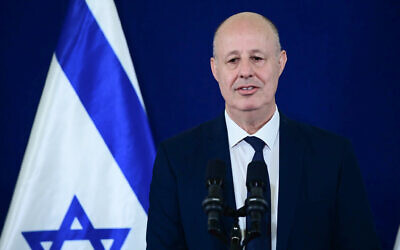 Le conseiller à la Sécurité nationale, Tzahi Hanegbi, s'adressant aux médias sur la base de Kirya, à Tel Aviv, le 31 octobre 2023. (Crédit : Tomer Neuberg/Flash90)