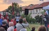 Le président du Conseil national de sécurité, Tzahi Hanegbi, en chemise bleue, écoutant les manifestants contre la refonte judiciaire devant sa maison, à Mevaseret Zion, le 3 octobre 2023. (Crédit : Mouvement de protestation)
