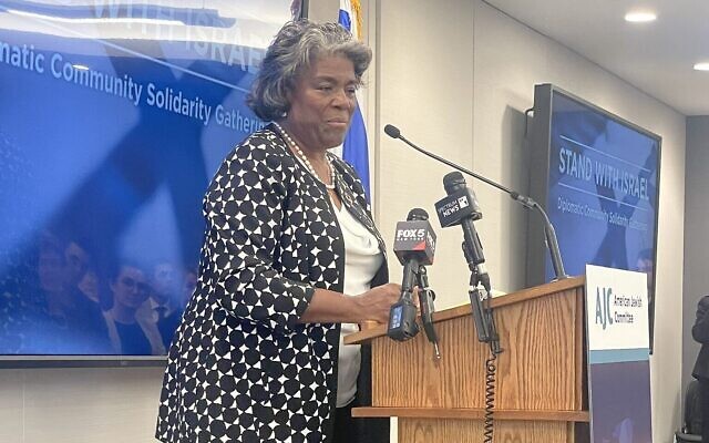 L'ambassadrice américaine auprès de l'ONU, Linda Thomas-Greenfield, s'adressant à un rassemblement de soutien à Israël à New York, le 11 octobre 2023. (Crédit : Andrew Weinstein/Mission des États-Unis auprès de l'ONU/X)