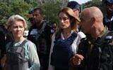 La présidente de la Commission européenne Ursula von der Leyen, en gauche, en visite à Kfar Azza, le 13 octobre 2023. (Crédit : Ursula von der Leyen/X)