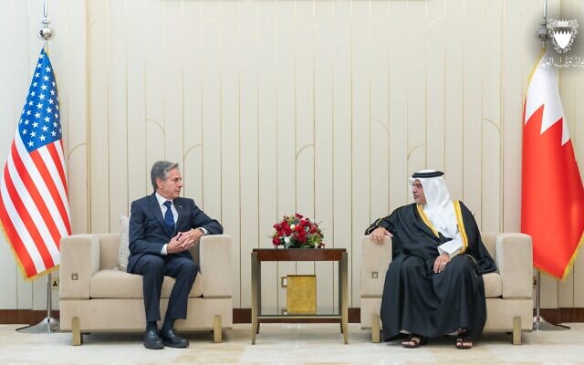 Le secrétaire d'État américain Antony Blinken rencontre le prince héritier de Bahreïn, Salman bin Hamad Al Khalifa, à Manama, le 13 octobre 2023. (Crédit : Cour du prince héritier) Le secrétaire d'État américain Antony Blinken rencontre le prince héritier de Bahreïn, Salman bin Hamad Al Khalifa, à Manama, le 13 octobre 2023. (Crédit : Cour du prince héritier)