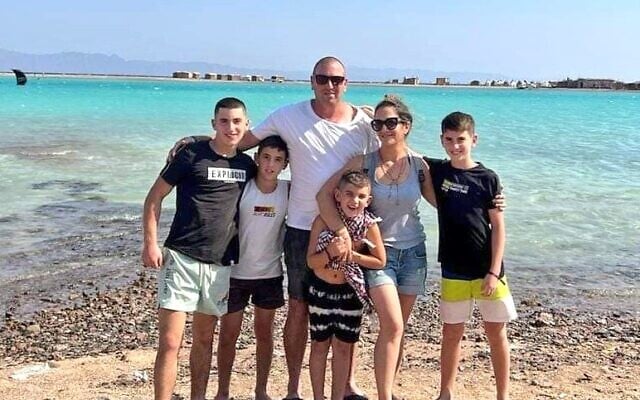Rinat et Chen Even avec Alon, Tomer, Nir et Ido. (Autorisation) Rinat et Chen Even avec Alon, Tomer, Nir et Ido. (Autorisation)