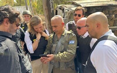 Meyer Habib, Yaël Braun-Pivet, Eric Ciotti et Mathieu Lefèvre en visite en Israël, le 22 octobre 2023. (Crédit : Eric Ciotti / Twitter) Meyer Habib, Yaël Braun-Pivet, Eric Ciotti et Mathieu Lefèvre en visite en Israël, le 22 octobre 2023. (Crédit : Eric Ciotti / Twitter)