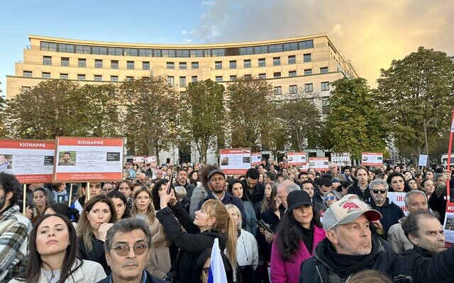 Rassemblement à Paris pour demander la libération des otages capturés par le Hamas, le 22 octobre 2023. (Crédit : Twitter via UEJF) Rassemblement à Paris pour demander la libération des otages capturés par le Hamas, le 22 octobre 2023. (Crédit : Twitter via UEJF)