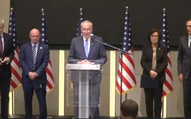 De gauche à droite, les sénateurs américains Bill Cassidy, Mark Kelly, Chuck Schumer, Jacky Rosen et Mitt Romney lors d'une conférence de presse, à Tel Aviv, le 15 octobre 2023. (Crédit : Capture d'écran) De gauche à droite, les sénateurs américains Bill Cassidy, Mark Kelly, Chuck Schumer, Jacky Rosen et Mitt Romney lors d'une conférence de presse, à Tel Aviv, le 15 octobre 2023. (Crédit : Capture d'écran)