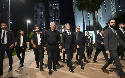 Le Premier ministre Benjamin Netanyahu et le secrétaire d'État Antony Blinken, à Tel Aviv, après leurs entretiens, le 16 octobre 2023. (Crédit : Haïm Zach/GPO)