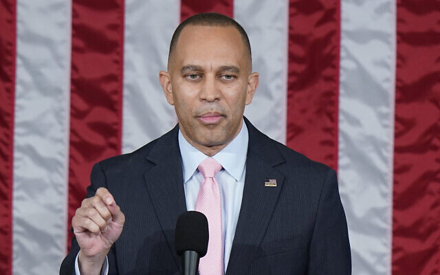 Le chef de la minorité de la Chambre des représentants, Hakeem Jeffries (NY), au Capitole de Washington, le 25 octobre 2023. (Crédit : Alex Brandon/AP Photo) Le chef de la minorité de la Chambre des représentants, Hakeem Jeffries (NY), au Capitole de Washington, le 25 octobre 2023. (Crédit : Alex Brandon/AP Photo)