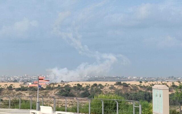 Des roquettes lancées depuis la Bande de Gaza par des terroristes du Jihad islamique palestinien en direction de la mer, le 3 octobre 2023. (Crédit : Dadi Fold) Des roquettes lancées depuis la Bande de Gaza par des terroristes du Jihad islamique palestinien en direction de la mer, le 3 octobre 2023. (Crédit : Dadi Fold)