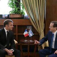 Le président Isaac Herzog rencontrant le président français Emanuel Macron, à la résidence présidentielle, à Jérusalem, le 24 octobre 2023. (Crédit : Amos Ben-Gershom/GPO)