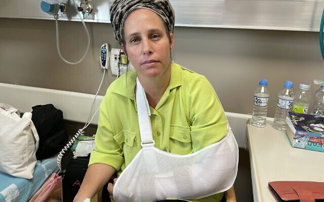 Michal Elon, infirmière, a reçu une balle tirée par un terroriste alors qu'elle aidait des soldats blessés sur la base militaire de Zikim, le 7 octobre 2023. Elle est hospitalisée à l'hôpital Hadassah de Jérusalem d'où elle s'est entretenue avec le Times of Israel, le 19 octobre 2023. (Crédit : Renee Ghert-Zand/TOI)