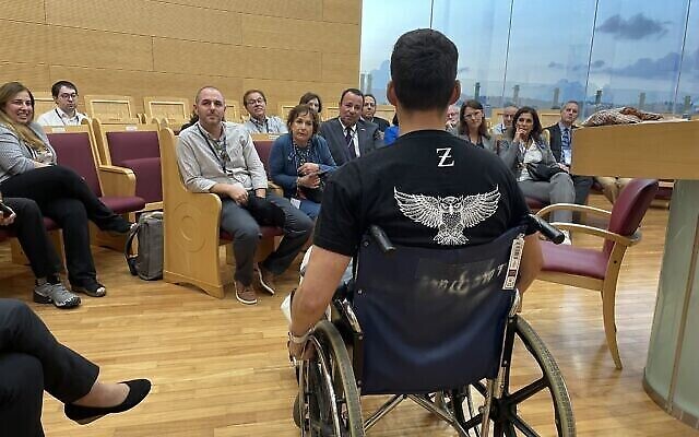 Une délégation de la Conférence des présidents des principales organisations juives américaines écoute un soldat de Tsahal blessé venu raconter sa lutte contre les terroristes du Hamas le 7 octobre 2023. Centre hospitalier Hadassah, le 19 octobre 2023 (Crédit : Renee Ghert-Zand/TOI)