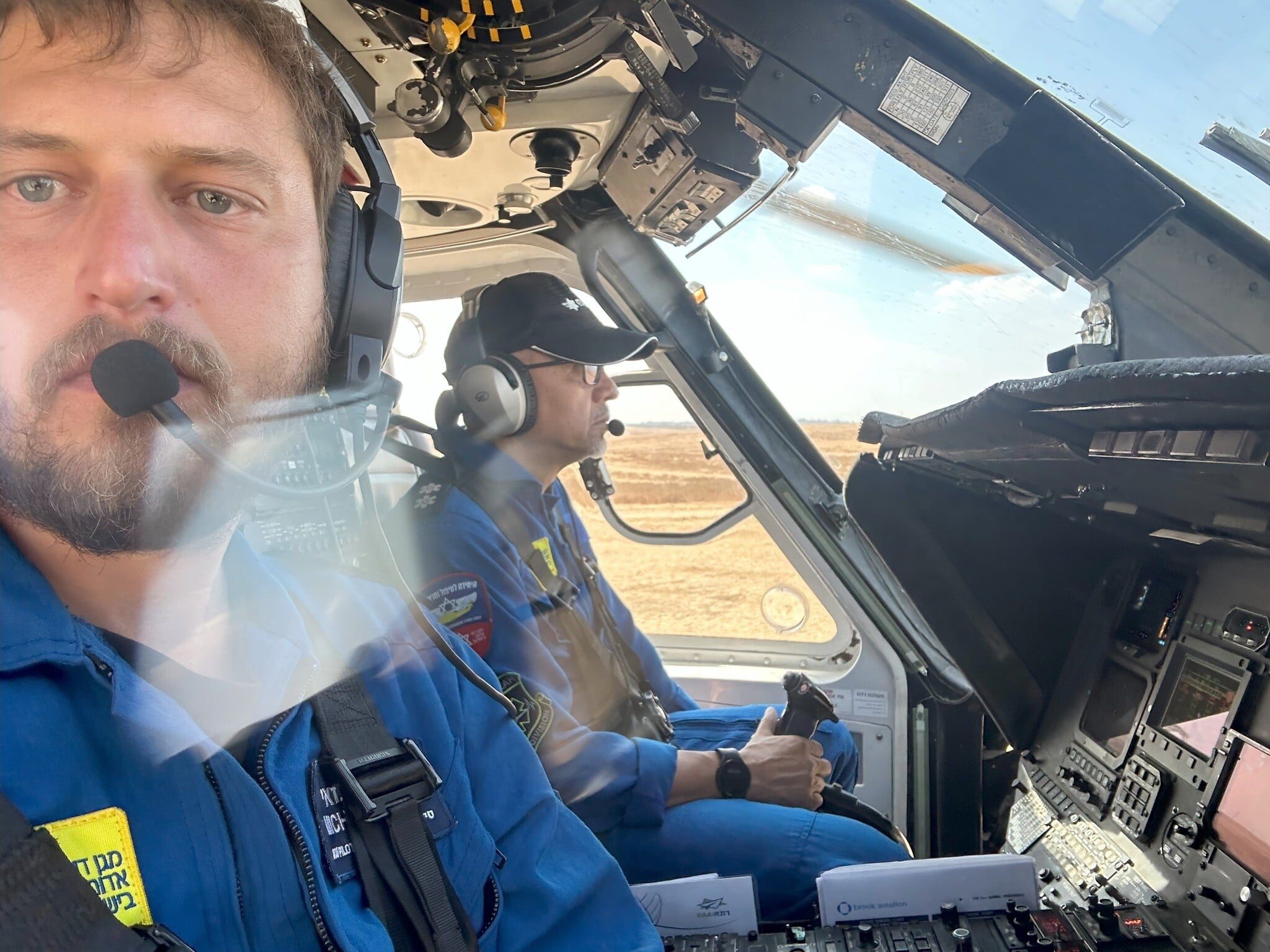 Michael Shamai, à gauche, et Jorge Ordoñez, un autre pilote, aux commandes d'un hélicoptère des services du Magen David Adom chargé d'évacuer les blessés de l'attentat terroriste commis par le Hamas, le 7 octobre 2023. (Autorisation)